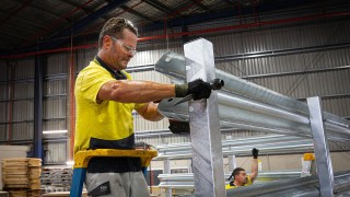 How Guardrail Type and Layout Influence Forklift and Pedestrian Behaviour in Industrial Facilities